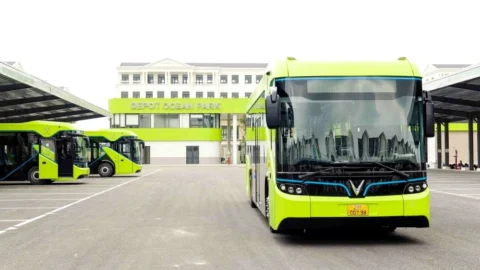 Đoàn xe buýt điện VinFast đỗ tại depot Ocean Park