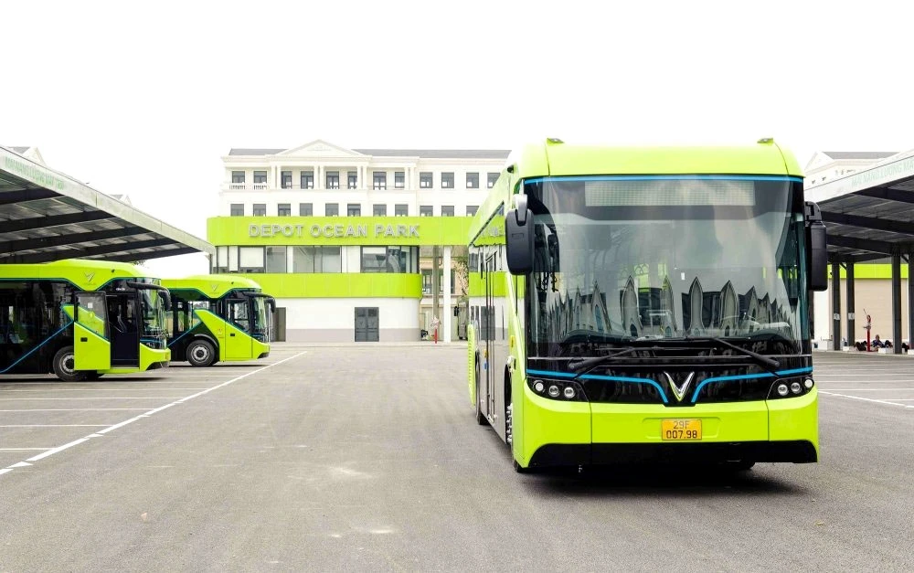 Đoàn xe buýt điện VinFast đỗ tại depot Ocean Park